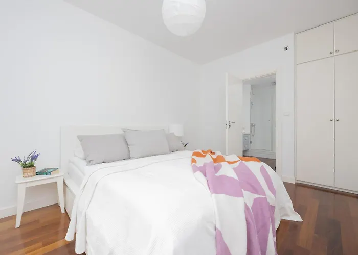 Charming Apartment With Parking By Noclegi Renters