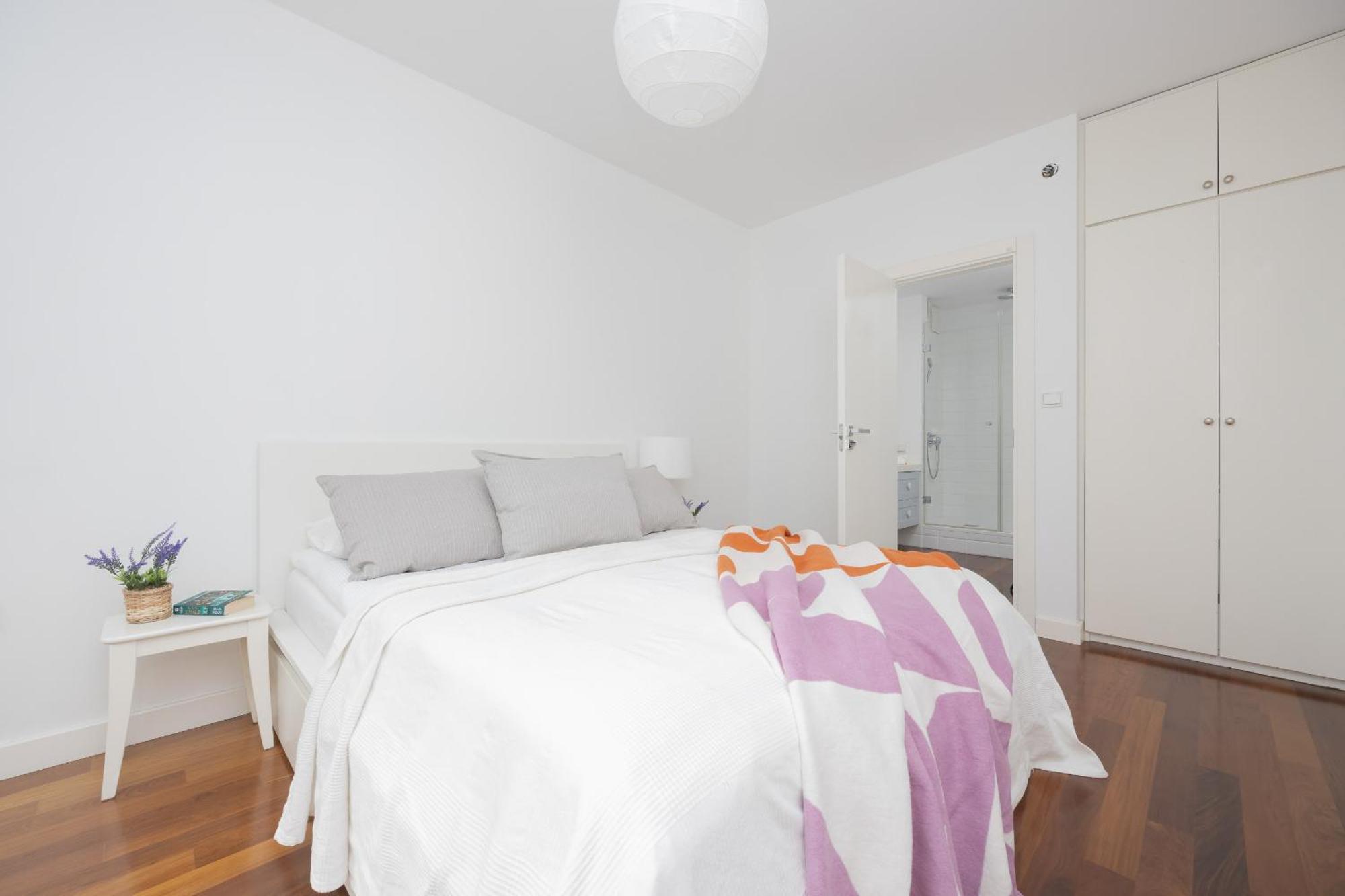 Charming With Parking By Renters Apartment